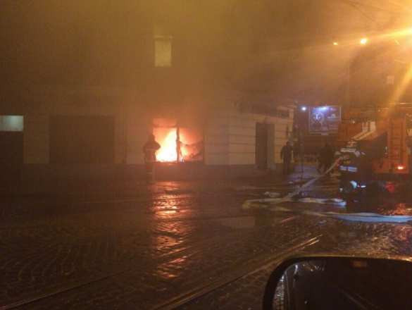 Ночью во Львове подожгли отделение Сбербанка России (ФОТО+ВИДЕО) | Русская весна