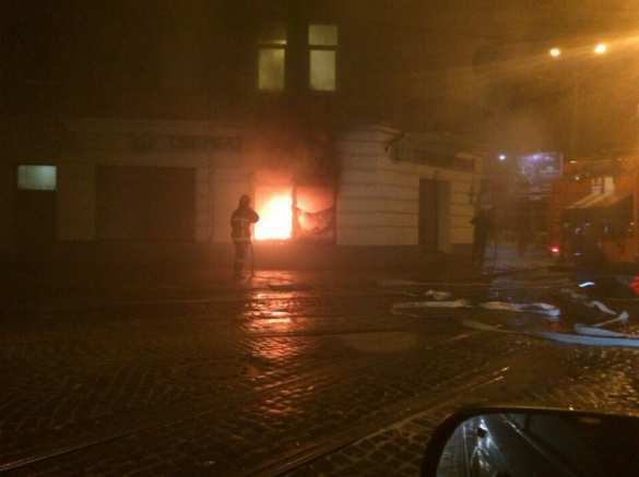 Ночью во Львове подожгли отделение Сбербанка России (ФОТО+ВИДЕО) | Русская весна