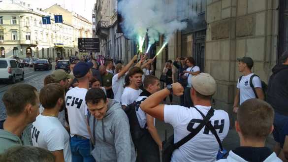 Запалили файеры, пошли на штурм: неонацисты устроили «майдан» у суда во Львове (+ВИДЕО, ФОТО) | Русская весна