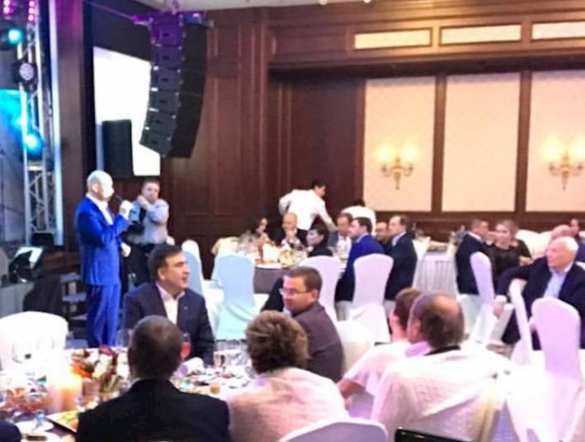 «Пока люди мерзнут в палатках»: Саакашвили засветился на шикарном банкете (ФОТО) | Русская весна