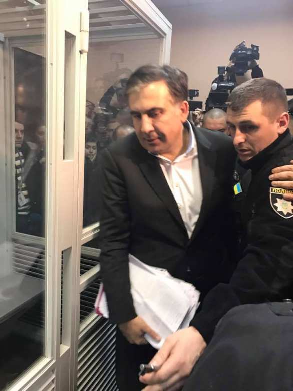 Суд по Саакашвили: Михо за стеклом, у здания взрывают дымовые шашки (+ФОТО, ВИДЕО) | Русская весна