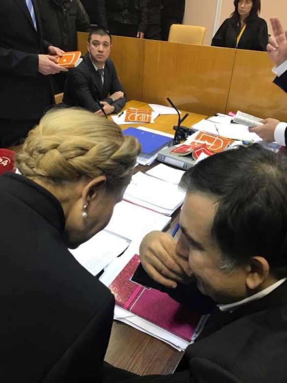 Суд по Саакашвили: Михо за стеклом, у здания взрывают дымовые шашки (+ФОТО, ВИДЕО) | Русская весна