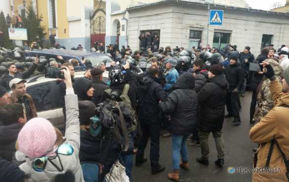 СРОЧНО: Под домом Саакашвили начались стычки, строят баррикады, машина с задержанным заблокирована (ПРЯМАЯ ТРАНСЛЯЦИЯ, ФОТО) | Русская весна