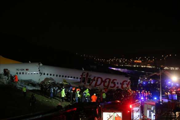 Авиалайнер с пассажирами выкатился за посадочную полосу, развалился и загорелся в Стамбуле (ФОТО, ВИДЕО) | Русская весна