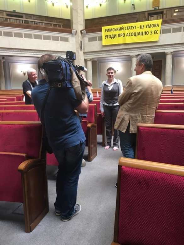 Нардеп Савченко пришла в Верховную раду босиком (ФОТО) | Русская весна