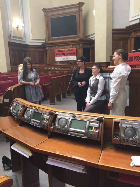 Нардеп Савченко пришла в Верховную раду босиком (ФОТО) | Русская весна