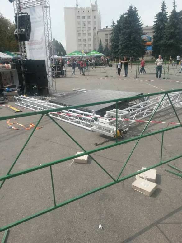 На концерте ко «Дню независимости Украины» на детей упало оборудование, много пострадавших (ФОТО) | Русская весна