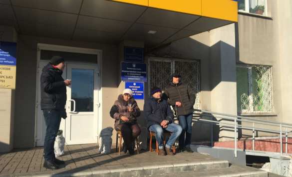 «Ужасающее зрелище»: шахтёры приковали себя к канистрам с бензином, требуя от Украины погасить долги (ФОТО) | Русская весна