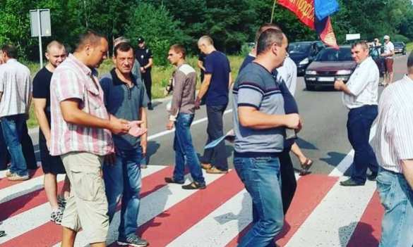 Отчаявшиеся шахтеры перекрыли международную трассу Львов — Рава-Русская (ФОТО, ВИДЕО) | Русская весна
