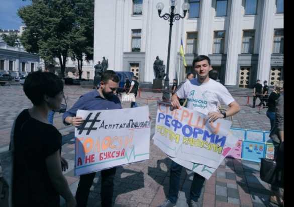 Депутатам Верховной рады принесли шезлонги и надувную акулу (ФОТО) | Русская весна