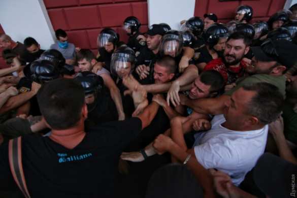 Штурм одесского горсовета: драка и взрыв, полиция применила газ (ФОТО, ВИДЕО 18+) | Русская весна