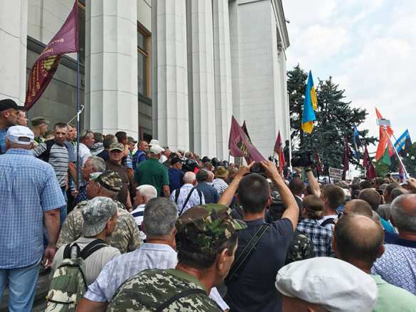 СРОЧНО: Протестующие штурмуют здание Верховной рады (ФОТО, ВИДЕО) | Русская весна