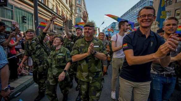 Главком армии Швеции возглавил парад однополых извращенцев (ФОТО) | Русская весна
