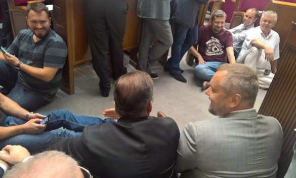 Новый номер в украинском «цирке»: Ляшко объявил в Раде сидячую забастовку (ФОТО) | Русская весна