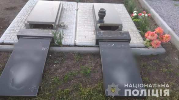 Пугающая Украина: дети устроили погром на кладбище в Харьковской области (ФОТО) | Русская весна