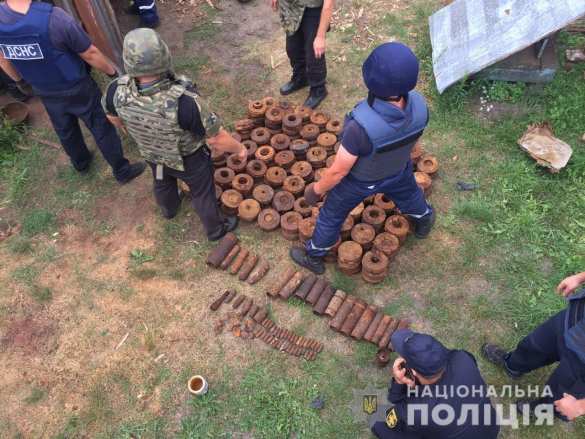 На Украине дети погибли, подорвавшись на взрывчатке из огромного арсенала деда (ФОТО, ВИДЕО) | Русская весна