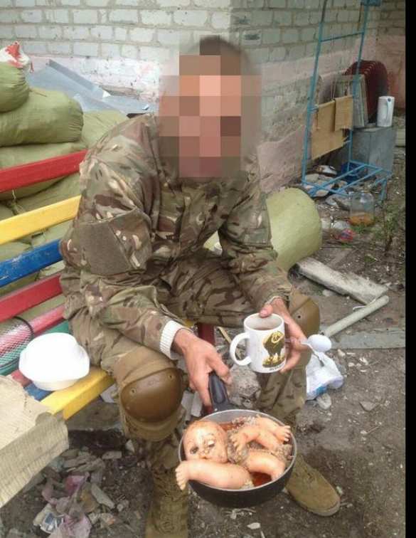 Латентный каннибализм от батальона «Азов»: боевики развлекаются «перфомансами», обжаривая расчлененного кукольного младенца -«москаля» на сковороде с гречневой кашей (ФОТО) | Русская весна