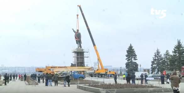 Ленина в Запорожье пилят вторые сутки (ФОТО+ПРЯМАЯ ТРАНСЛЯЦИЯ) | Русская весна