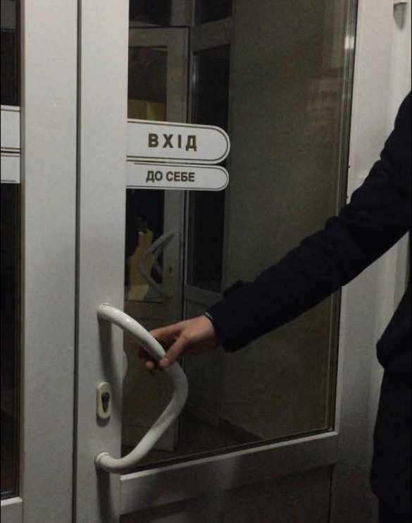 Украинский спецназ был отброшен дедушкой-вахтером, не сумев задержать главного налоговика страны (ФОТО)  | Русская весна