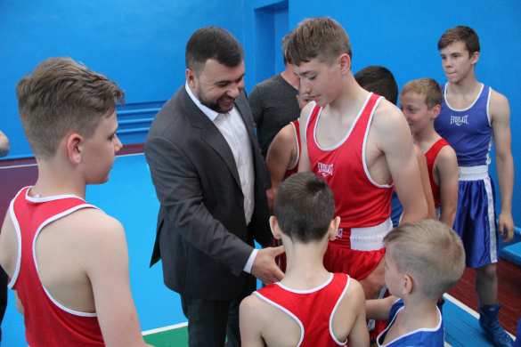 Глава ДНР посетил отремонтированную спортивную школу в Новоазовске (ФОТО) | Русская весна