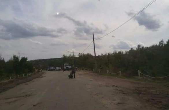 «Патрiоты» в шоке: возле моста в Станице Луганской сняли украинские флаги (ФОТО) | Русская весна