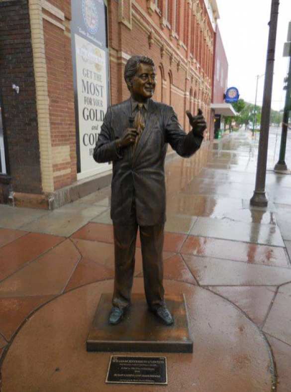 В этом деле главное начать: в США требуют сноса памятника Биллу Клинтону (ФОТО) | Русская весна