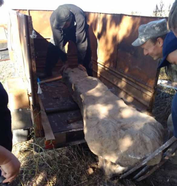 «Находке 5 тысяч лет!»: на Украине нашли ценную выброшенную стелу (ФОТО) | Русская весна