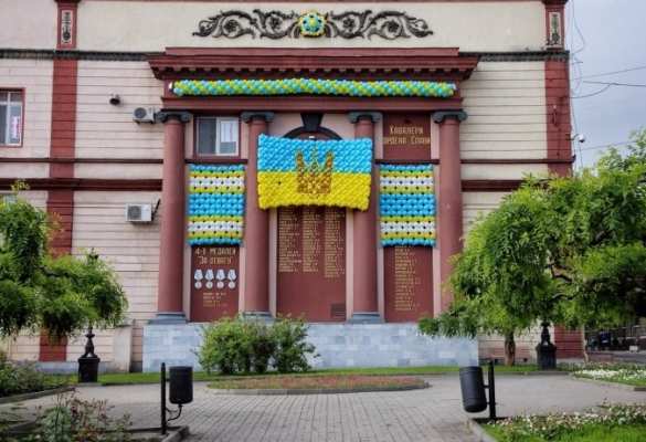 Odessa wall of Soviet Heroes was covered in yellow-blue baloons for Poroshenko's arrival (PHOTОS) | Русская весна