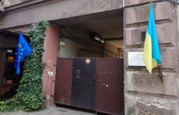 Odessa wall of Soviet Heroes was covered in yellow-blue baloons for Poroshenko's arrival (PHOTОS) | Русская весна