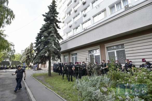 Суд избирает меру пресечения неонацисту Стерненко, здание взяли в кольцо правоохранители (ФОТО, ВИДЕО) | Русская весна