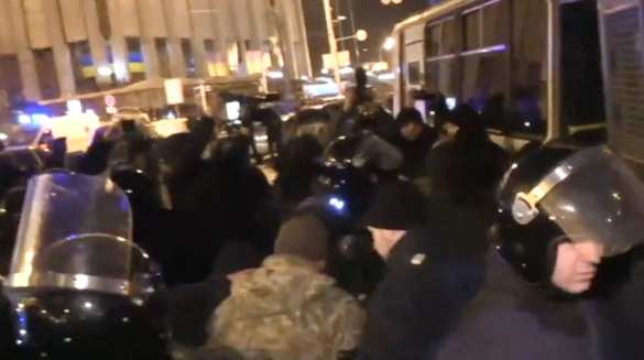 МОЛНИЯ: протестующие прорвались в правительственный квартал в Киеве, полиция начала жесткие задержания (+ФОТО, ВИДЕО) | Русская весна