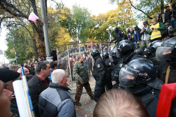 МОЛНИЯ: под Верховной Радой начались столкновения (+ВИДЕО, ФОТО) | Русская весна