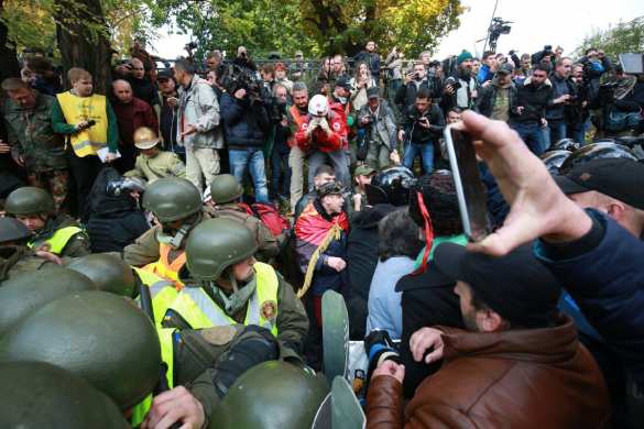 МОЛНИЯ: под Верховной Радой начались столкновения (+ВИДЕО, ФОТО) | Русская весна