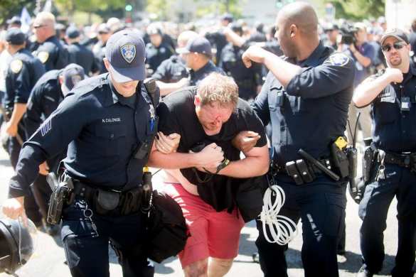 США штормит: в Калифорнии «противники ненависти» избили сторонников Трампа (ФОТО) | Русская весна