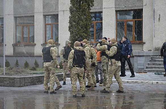 В Жмеринке полиция отметелила «патрiотив», попытавшихся сорвать сессию горсовета (ФОТО, ВИДЕО) | Русская весна