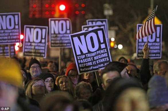 «Я помочусь на консульство России!» — «цвет» американской интеллигенции вышел на протест против Трампа (ФОТО, ВИДЕО) | Русская весна