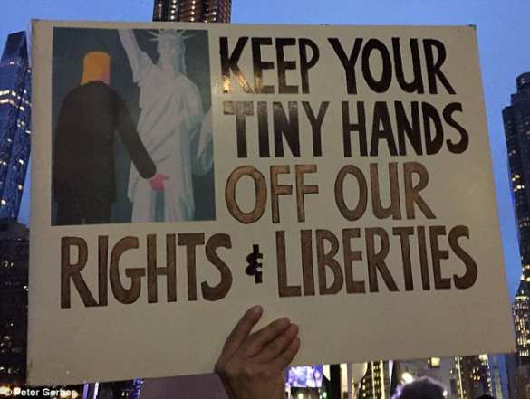 «Я помочусь на консульство России!» — «цвет» американской интеллигенции вышел на протест против Трампа (ФОТО, ВИДЕО) | Русская весна