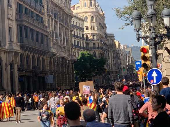 Протесты в Каталонии: Тысячные колонны сторонников независимости идут на Барселону (ФОТО, ВИДЕО) | Русская весна