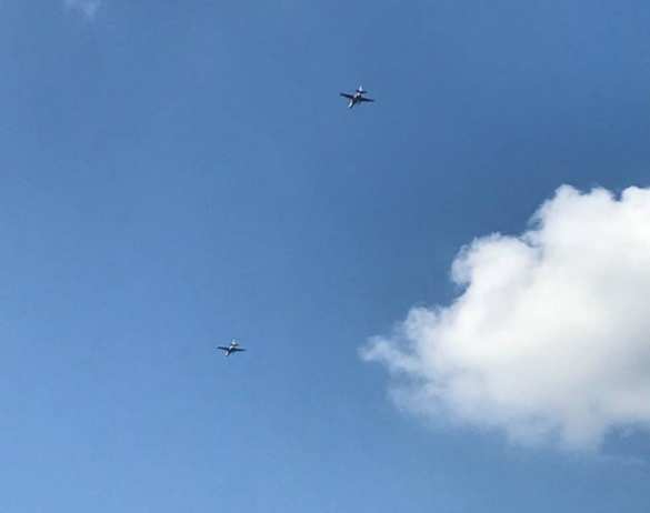 Шифер с крыши слетел: штурмовики Су-25 ВВС Украины на бреющем полёте пугают Мариуполь (ФОТО, ВИДЕО) | Русская весна