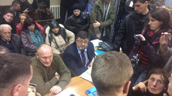 Сторонники главаря ОУН заблокировали зал суда в Киеве и не дают вывезти его в СИЗО (ФОТО, ВИДЕО) | Русская весна