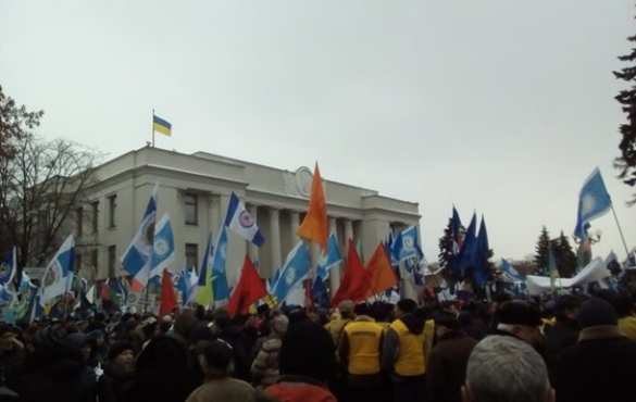 Коммунальный Майдан: киевляне перекрыли движение транспорта в центре города (ФОТО, ВИДЕО) | Русская весна