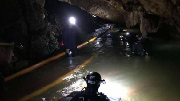 В Таиланде замурованные в пещере дети написали письмо родителям (ФОТО, ВИДЕО) | Русская весна