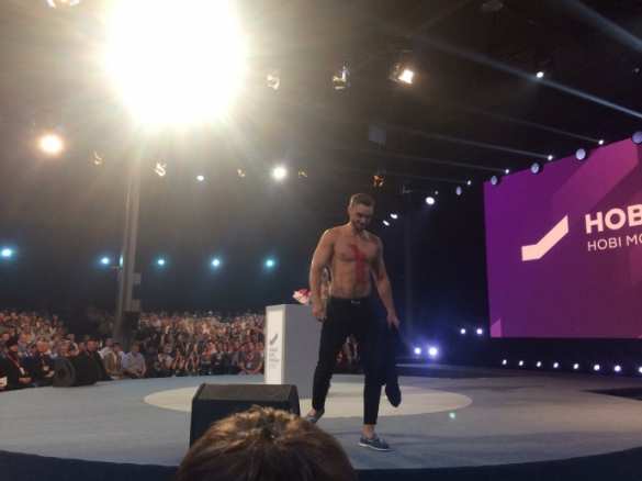 Скандал: Мужчина разделся перед Тимошенко и показал, куда ведёт «новый курс Украины» (ФОТО, ВИДЕО) | Русская весна