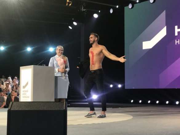 Скандал: Мужчина разделся перед Тимошенко и показал, куда ведёт «новый курс Украины» (ФОТО, ВИДЕО) | Русская весна