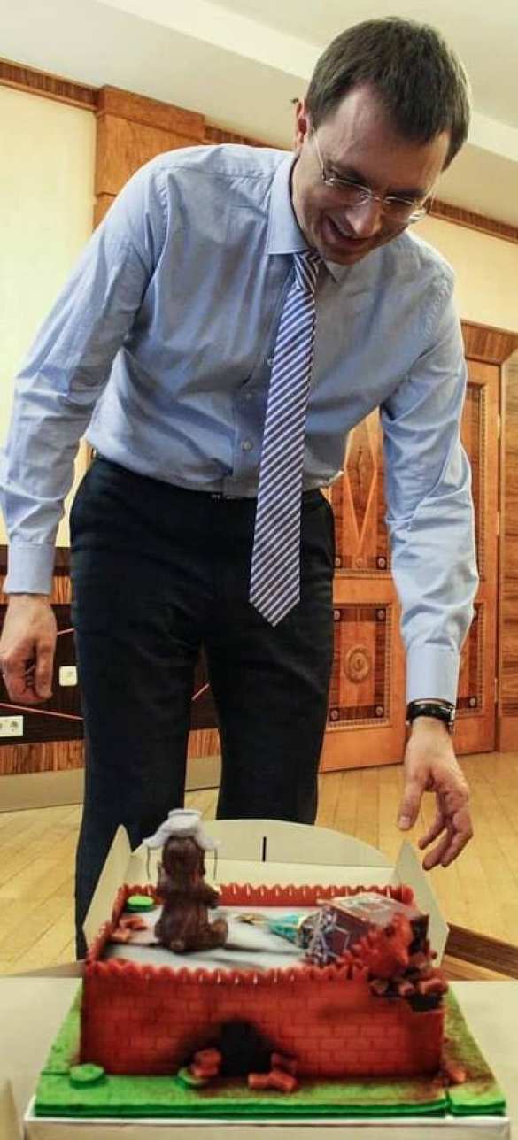 Украинский министр съел торт в виде развалин Кремля (ФОТО) | Русская весна