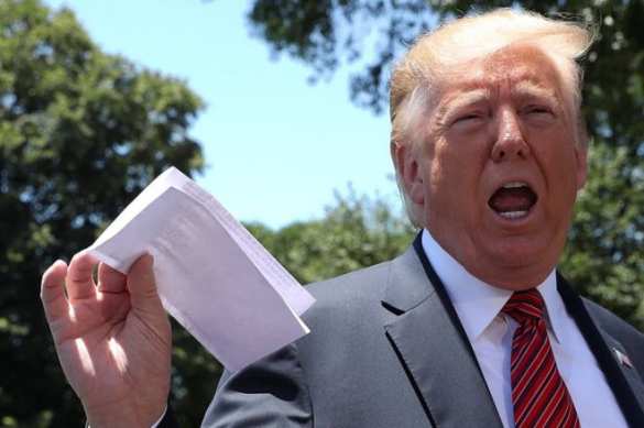 Трамп случайно «слил» секретную сделку, размахивая документом (ФОТО) | Русская весна