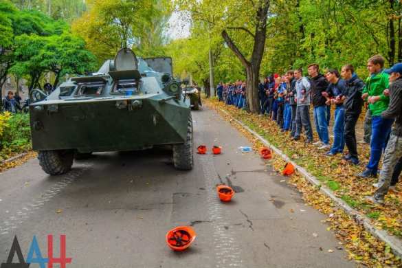 Жители ДНР разоружили иностранную миссию и выдворили за пределы Республики — учения в Донецке (ФОТОРЕПОРТАЖ) | Русская весна