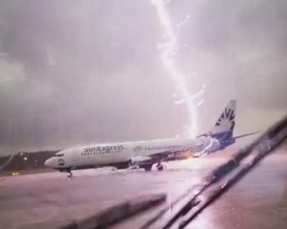 Очевидец снял удар молнии в Boeing 737 (ФОТО) | Русская весна