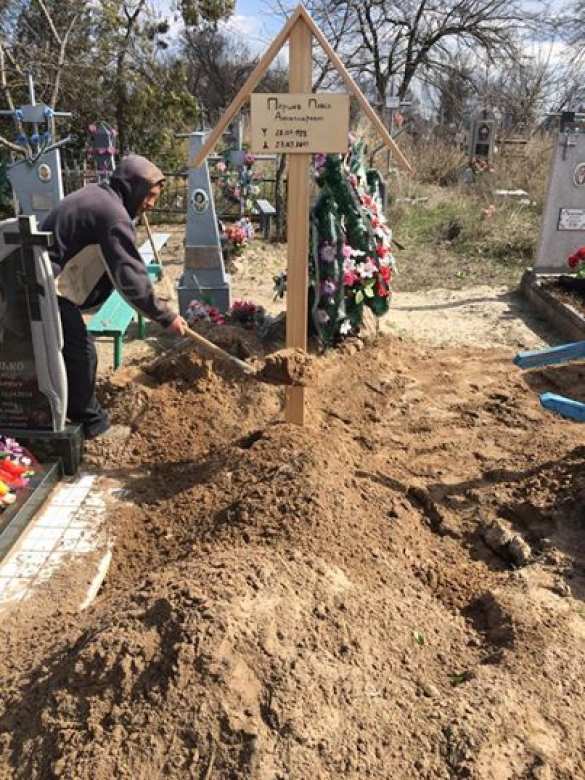 Убийцу Вороненкова похоронили под табличкой с эсэсовскими рунами (ФОТО) | Русская весна