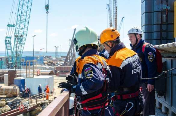 На стройплощадке Крымского моста прошли учения МЧС России (ФОТО) | Русская весна